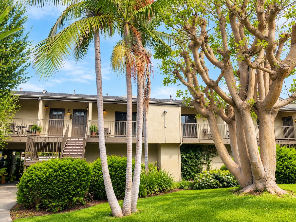 The landscaped courtyard and apartment buildings of Nancy Clark's Costa Mesa recovery center
